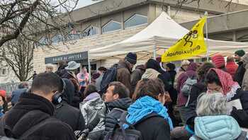 Rassemblement devant le tribunal de Bayonne en soutient aux Sept militants jugés pour aide à l’entrée et au séjour irrégulier en bande organisée.