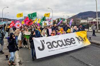 Sur le pont frontalier Santiago, entre Irun et Hendaye, le 26 janvier. Quelque 2 500 personnes manifestent en soutien aux sept militant·es accusé·es d’avoir aidé des migrant·es à pénétrer en France par ce même pont.