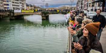 Chaîne humaine autour de la Nive, dans le cadre de la Journée internationale contre le racisme.
