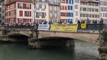 Environ 300 personnes ont formé une chaîne humaine à Bayonne ce samedi 22 mars 2025.