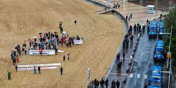 un petit groupe de manifestants a protesté contre la venue de Bruno Retailleau à Biarritz.