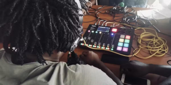 La radio éphémère Radio Bidasoa lors d’un de ses ateliers.