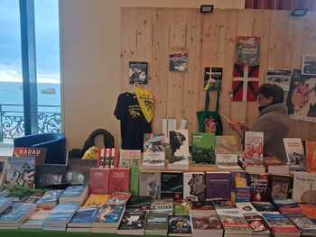 Stand d'Etorkinekin Diakité aux rencontres universitaires de l'IHEAL (Institut des Hautes Études de l'Amérique Latine).