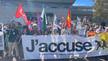 Une centaine de personnes a manifesté en soutien aux sept militants du collectif.
