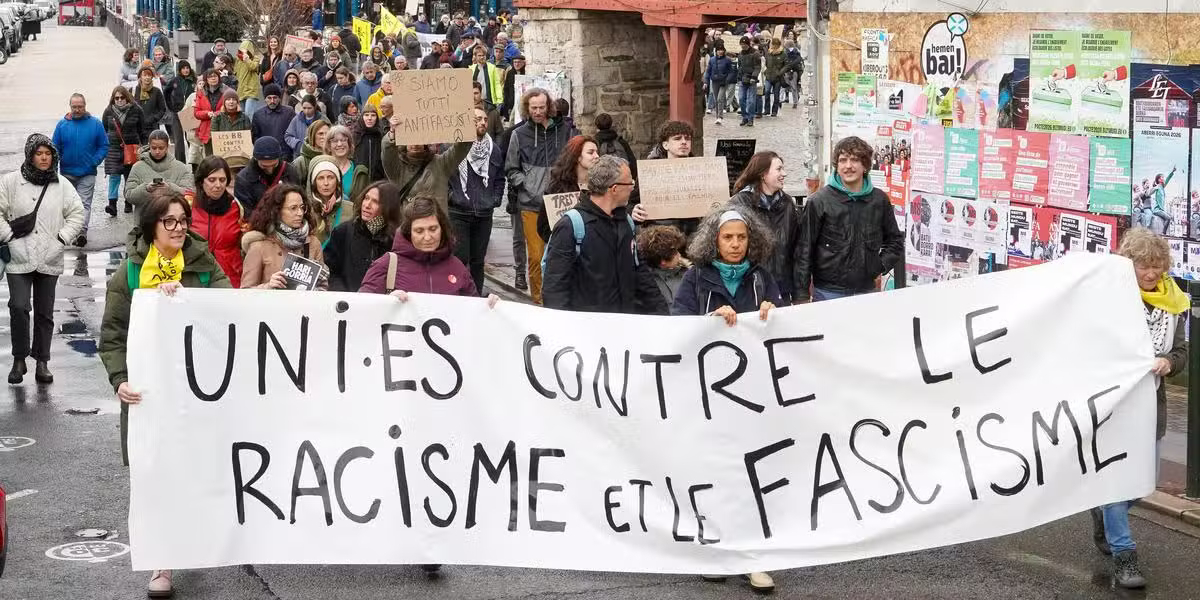 Manifestation de la fédération Etorkinekin Diakité pour dire « non au racisme, non aux fascistes, non aux violences d’État.