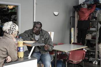Etorkinekin accompagne les migrants, et mène des actions de sensibilisation auprès du jeune public, et dans la rue pour dénoncer les politiques migratoires.