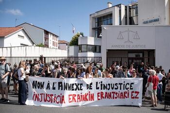Des manifestants dénoncent une “Justice webcam” devant Cra d’Hendaye.